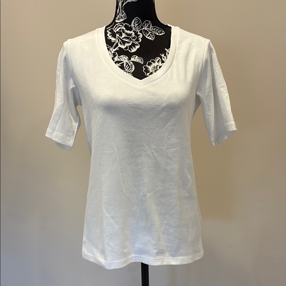 NWT Chico’s Classic White V-Neck Women's Top size 1